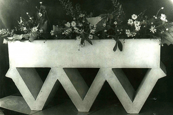1976. Цветочница с декоративным основанием / Puķupods ar dekoratīvu pamatni